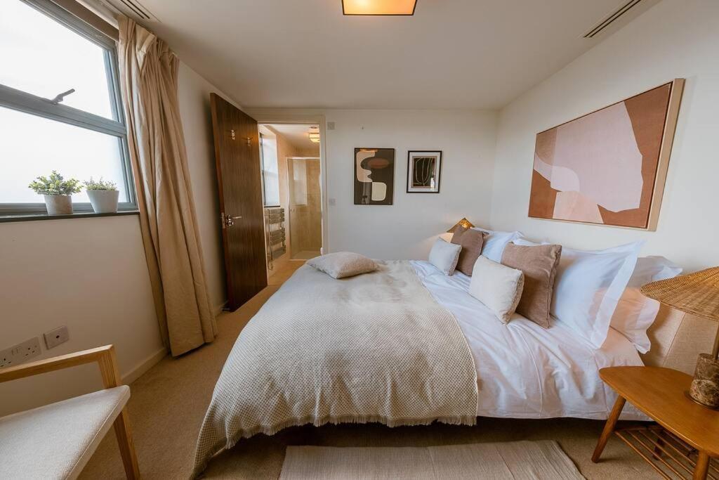 Apartment Penthouse. Roof Terrace. Shoreditch. Ac
