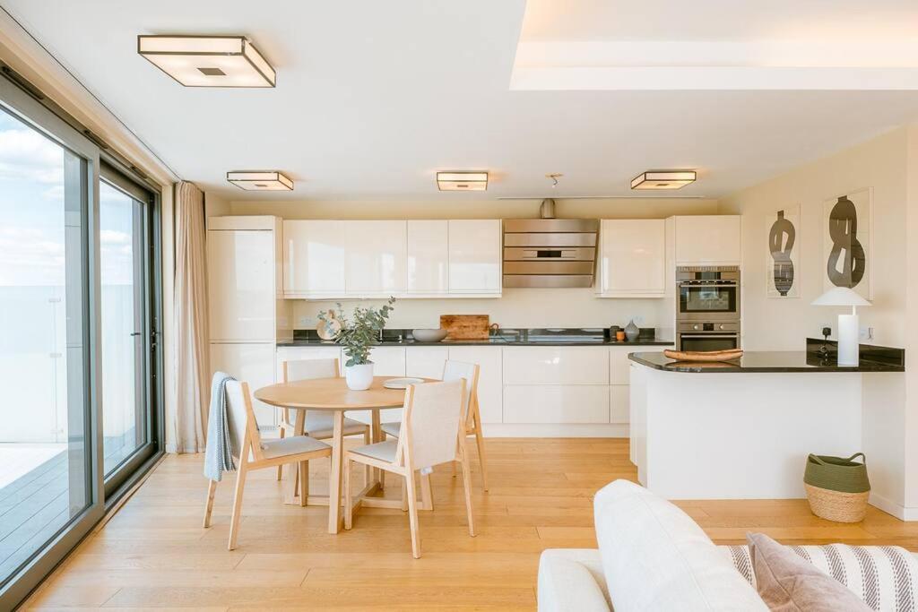Penthouse. Roof Terrace. Shoreditch. Ac * London