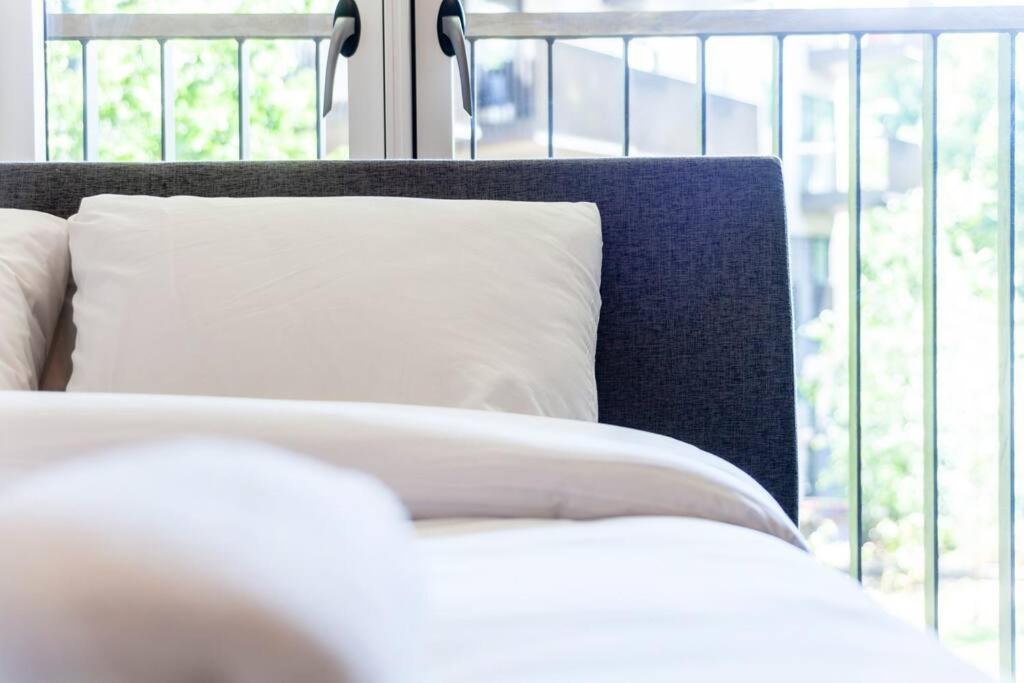 Stunning New 3 Bdr Duplex Wbalcony, East * Londres