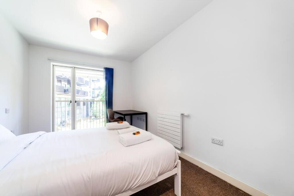 Stunning New 3 Bdr Duplex Wbalcony, East * Londres