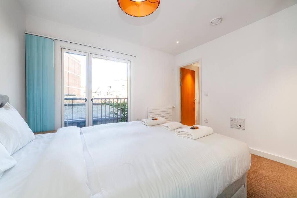Stunning New 3 Bdr Duplex Wbalcony, East Londres