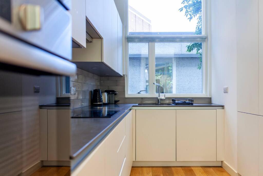 Stunning New 3 Bdr Duplex Wbalcony, East Londres