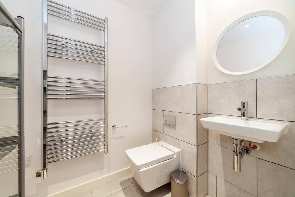Stunning New 3 Bdr Duplex Wbalcony, East * Londres