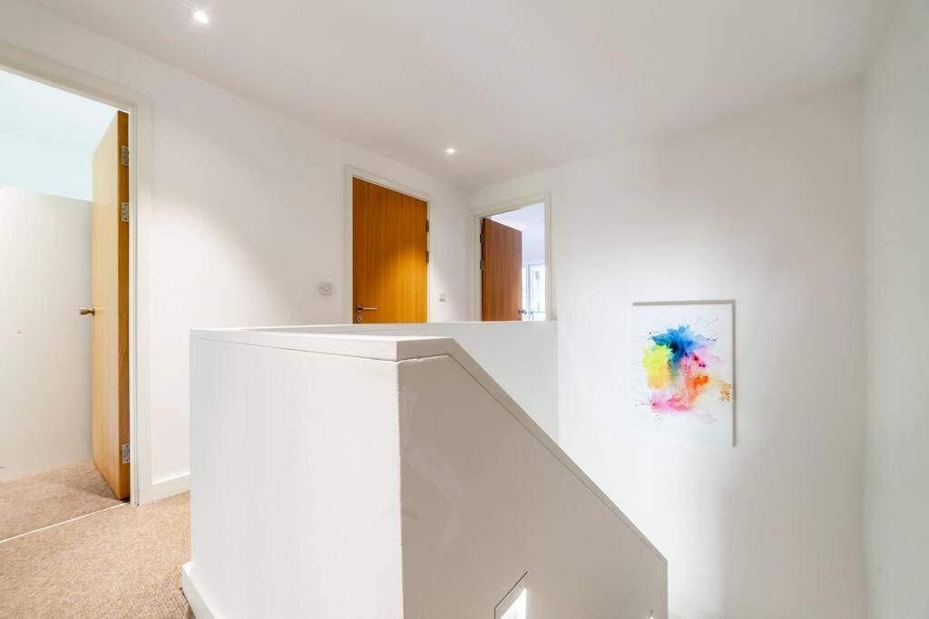 Stunning New 3 Bdr Duplex Wbalcony, East Londres