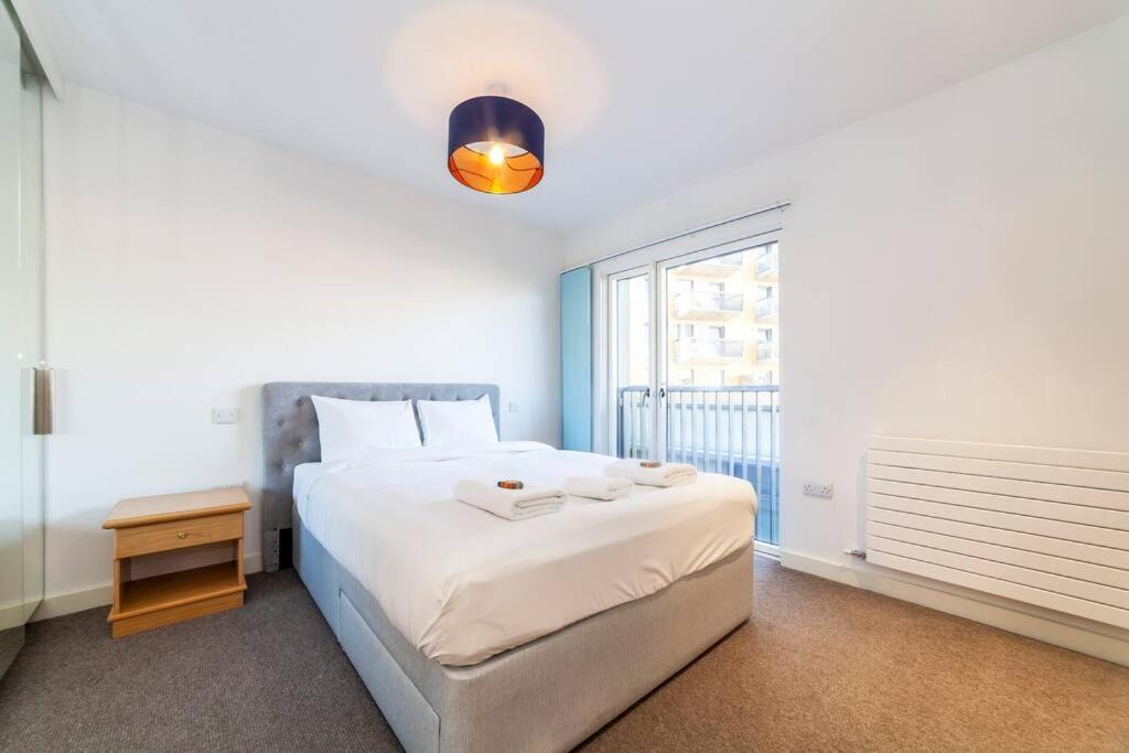 Stunning New 3 Bdr Duplex Wbalcony, East Londres