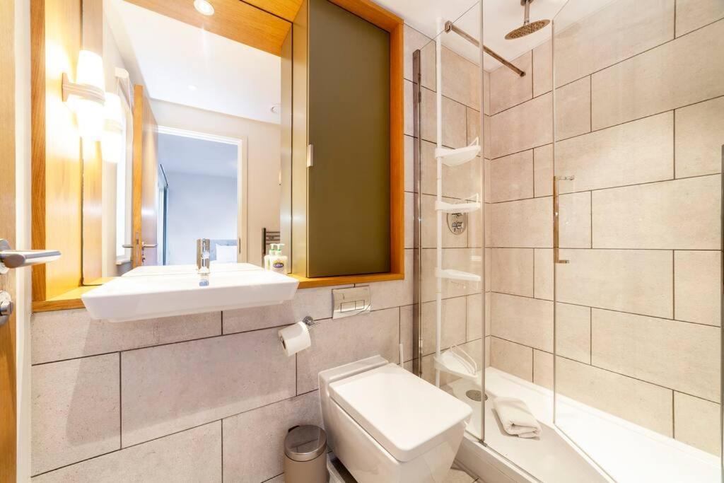 Stunning New 3 Bdr Duplex Wbalcony, East Appartement *