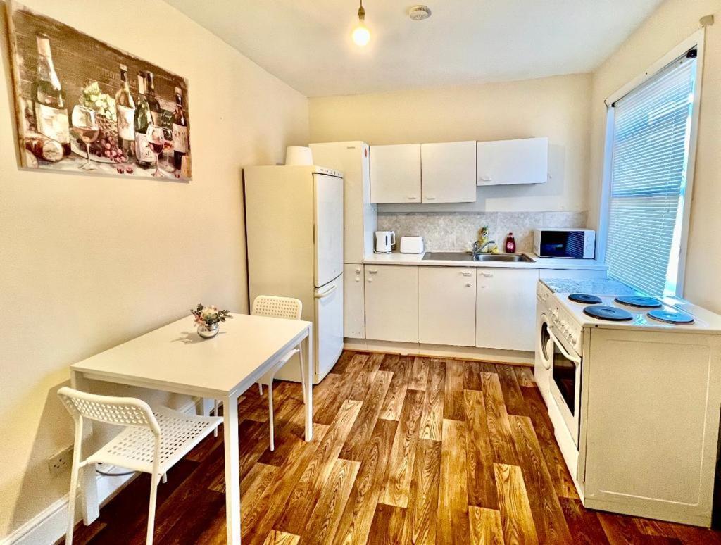 Studio Flat In Colliers Wood London