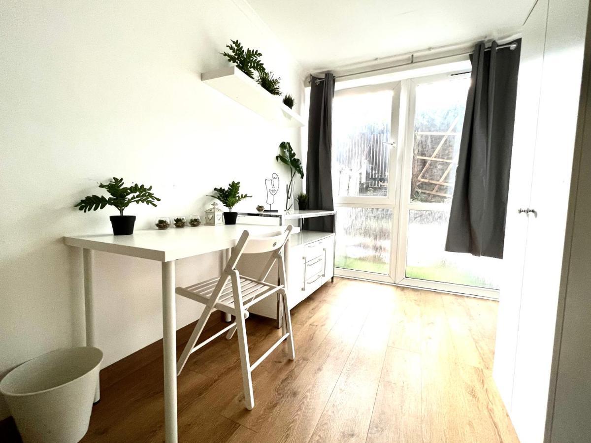 Private Bedrooms In A Flat! Away From Home! Shared Bathroom * London