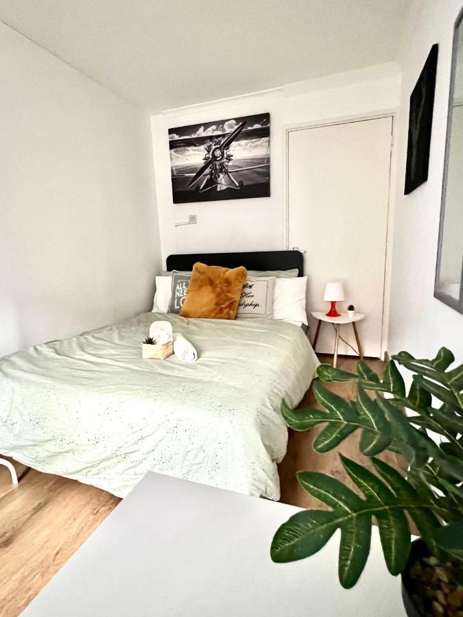Private Bedrooms In A Flat! Away From Home! Shared Bathroom *