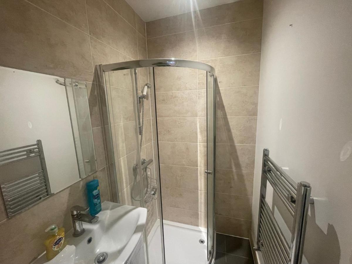 Lovely 1 Bedroom With On Street Parking Apartment