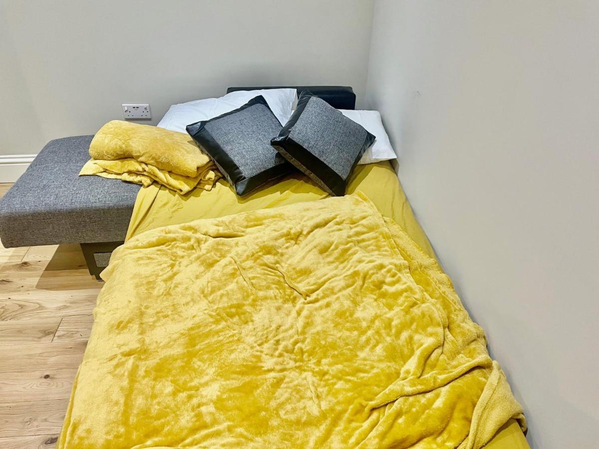 Lovely 1 Bedroom With On Street Parking *