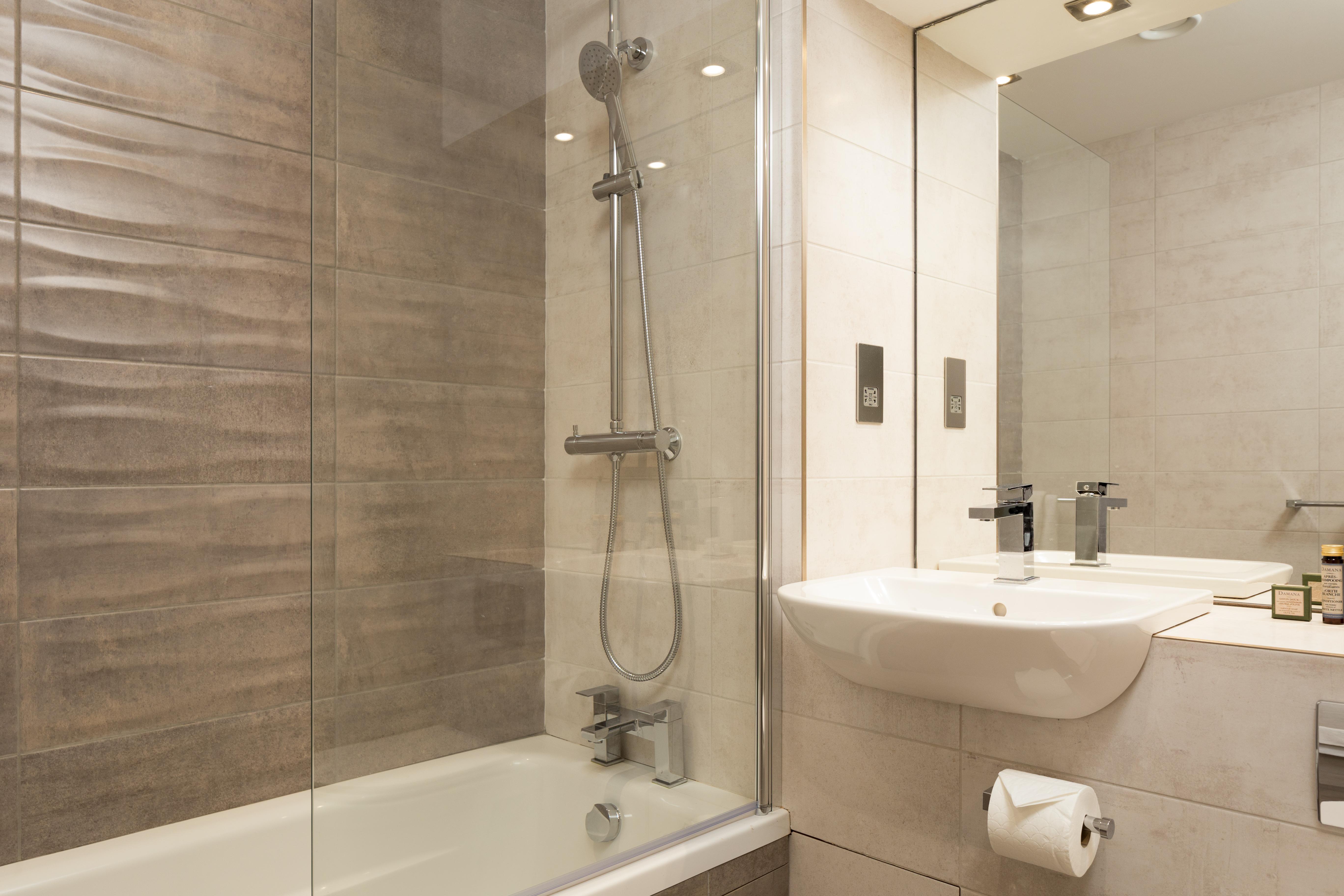 Roomzzz Stratford Aparthotel