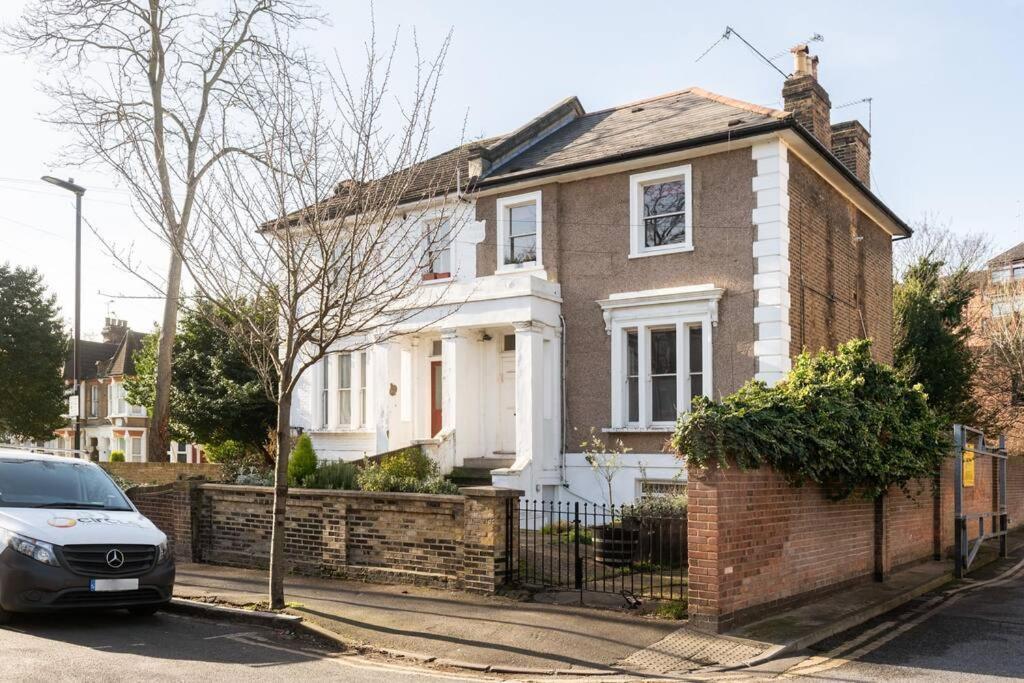 Beautiful Two-floor Flat Near Tube Station * London