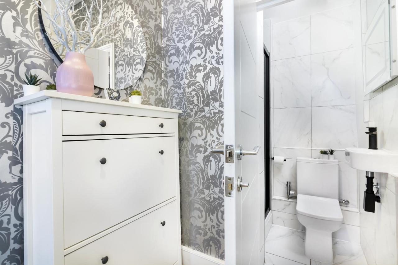 Two Bedroom In Central With Large Terrace Apartment *