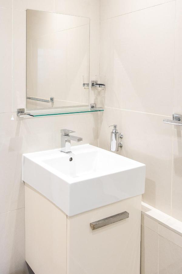 2 Bedroom Right On Trafalgar Square Apartment