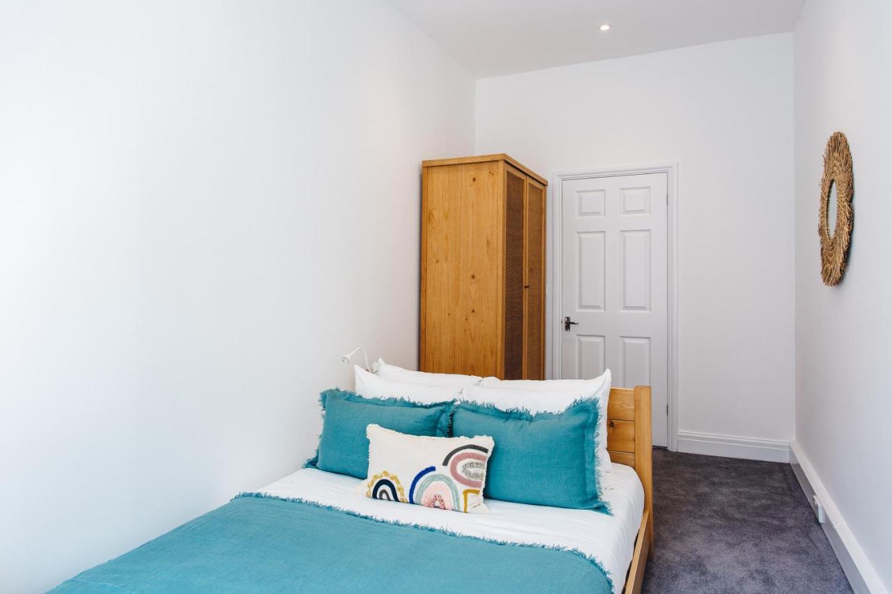 2 Bedroom Right On Trafalgar Square London