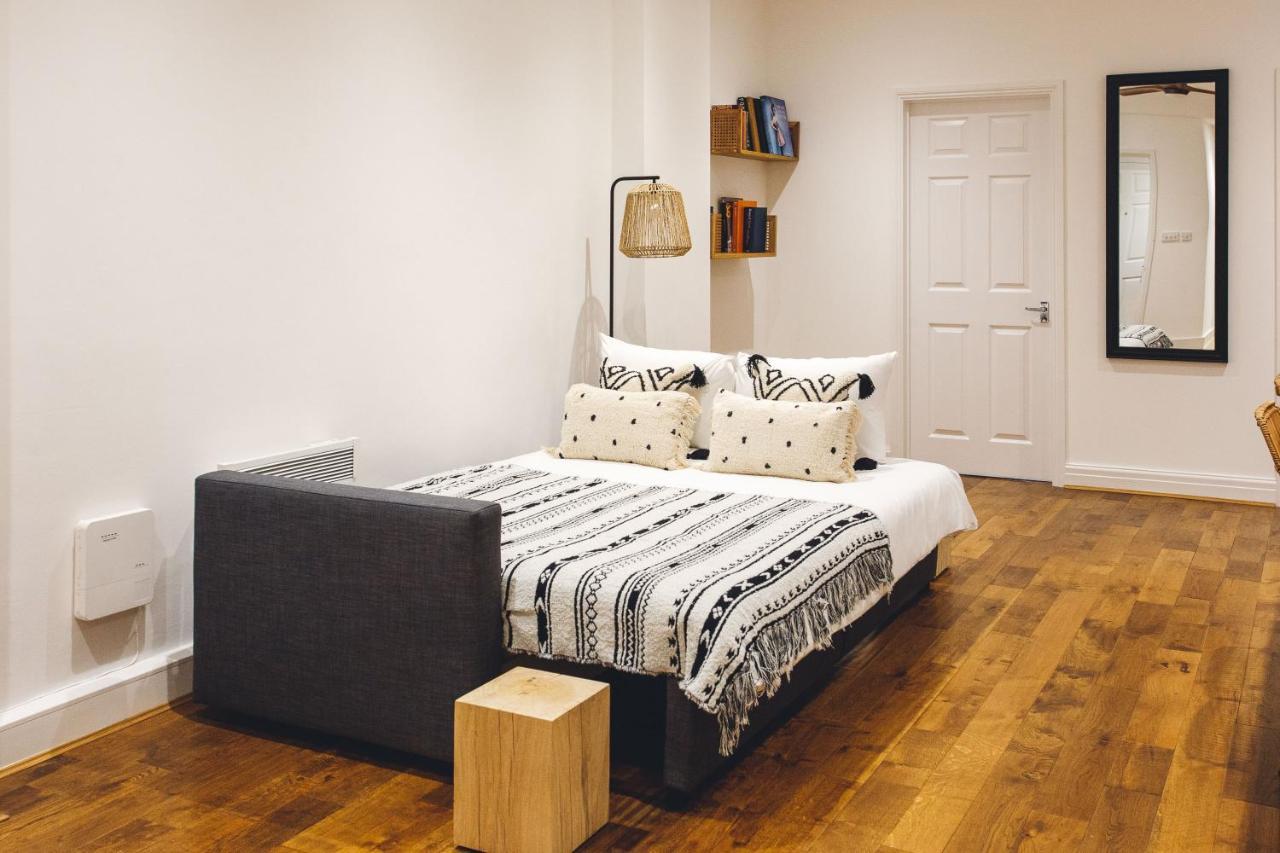 2 Bedroom Right On Trafalgar Square Apartment