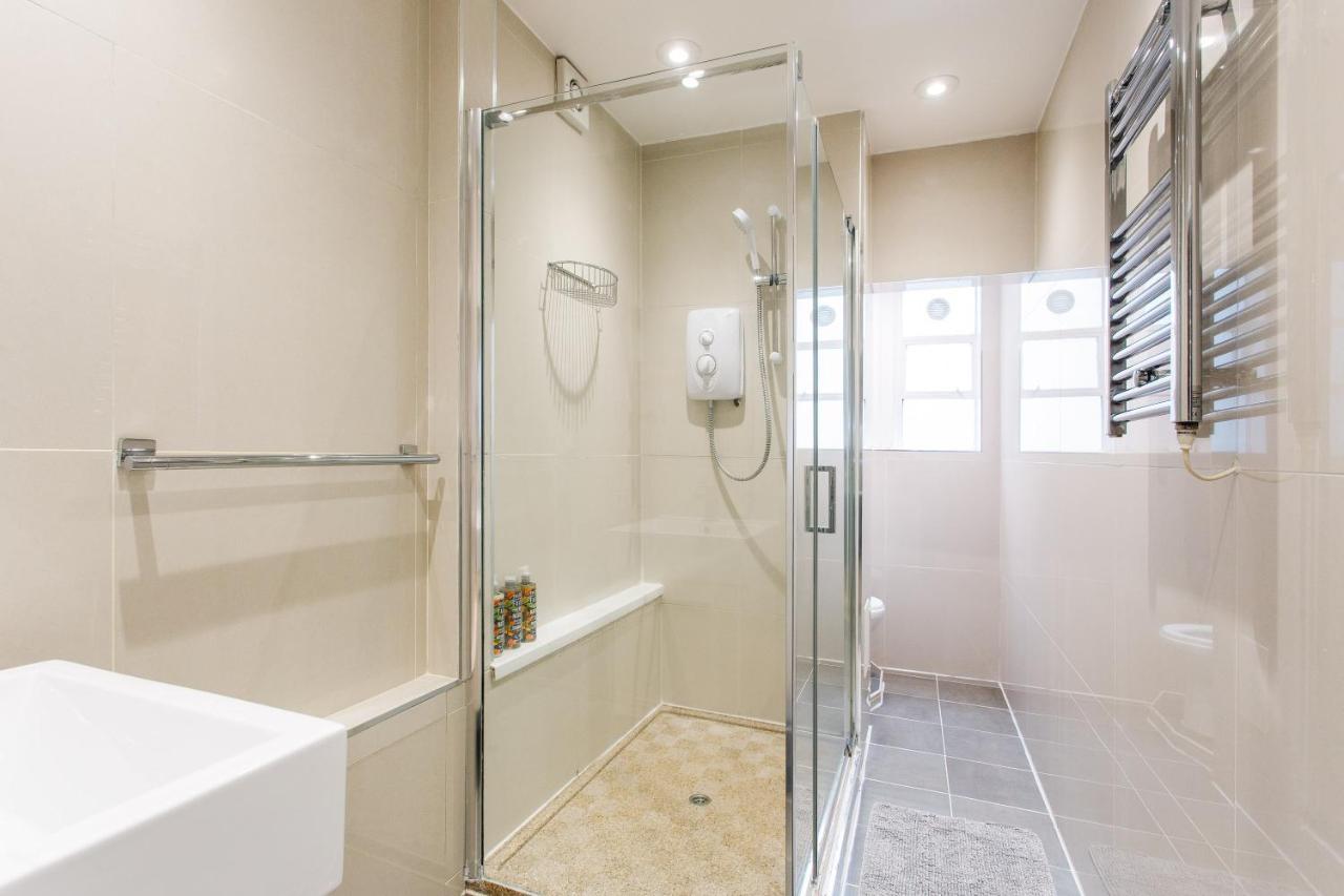 2 Bedroom Right On Trafalgar Square Apartment London