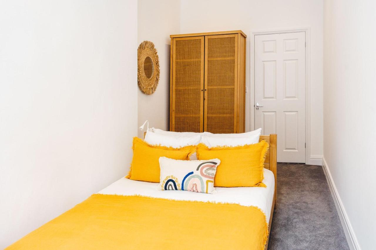 2 Bedroom Right On Trafalgar Square London