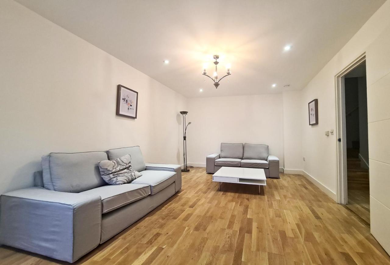 3 Benbow Mews * Londen