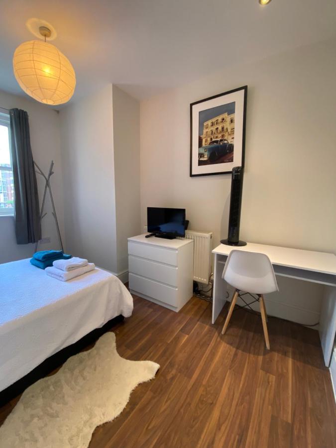 Gasthof Notting Hill Next Door Bedroom In The Share Flat London