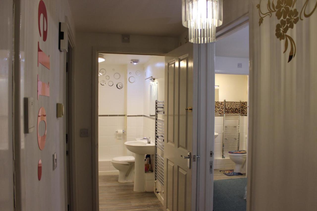 2 Bed 2 Bath - Free Parking - 3min Walk To The Train Station - 19min To Liverpool Street 5min To Victoria Line 1gb Broadband Super Fast Internet Ground Floor 100s Of Shops Restaurants Bakeries 24-hour Asda Superst Lägenhet London