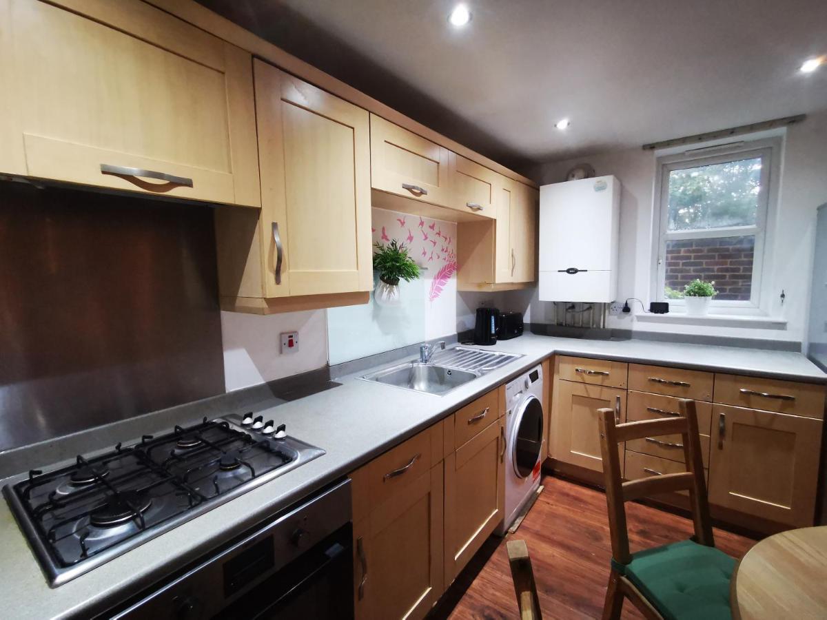 Lägenhet 2 Bed 2 Bath - Free Parking - 3min Walk To The Train Station - 19min To Liverpool Street 5min To Victoria Line 1gb Broadband Super Fast Internet Ground Floor 100s Of Shops Restaurants Bakeries 24-hour Asda Superst
