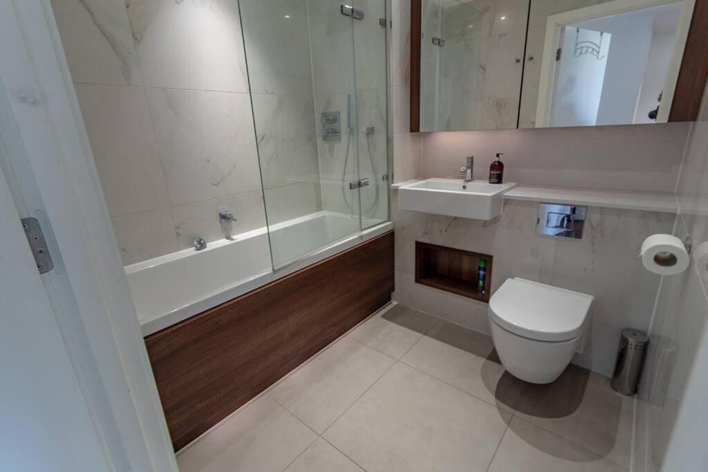 2 Bed 2 Bath - Amazing Views Of And River Thames Apartment
