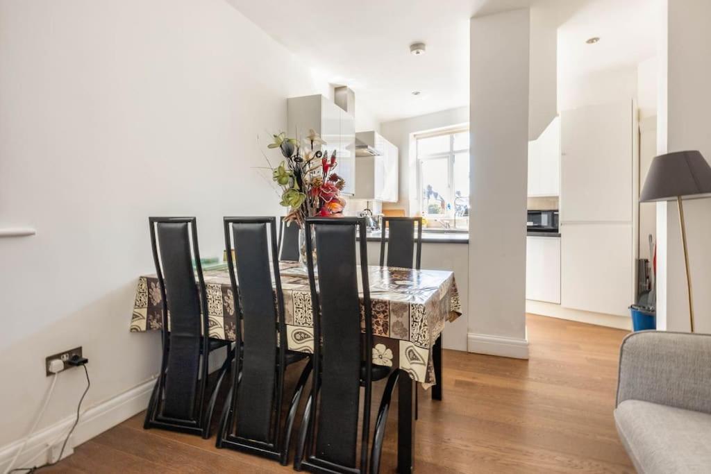 Spacious 2 Bed 2 Bath With Free Parking For 2 Cars And Underground Station Zone 2 For Quick Access To Up To 10 Guests Appartamento *
