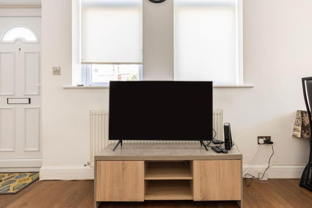 Appartamento Spacious 2 Bed 2 Bath With Free Parking For 2 Cars And Underground Station Zone 2 For Quick Access To Up To 10 Guests *