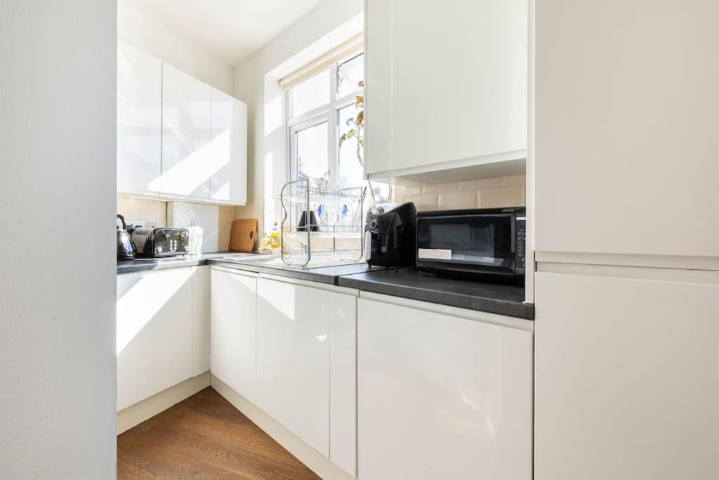 Appartamento Spacious 2 Bed 2 Bath With Free Parking For 2 Cars And Underground Station Zone 2 For Quick Access To Up To 10 Guests *