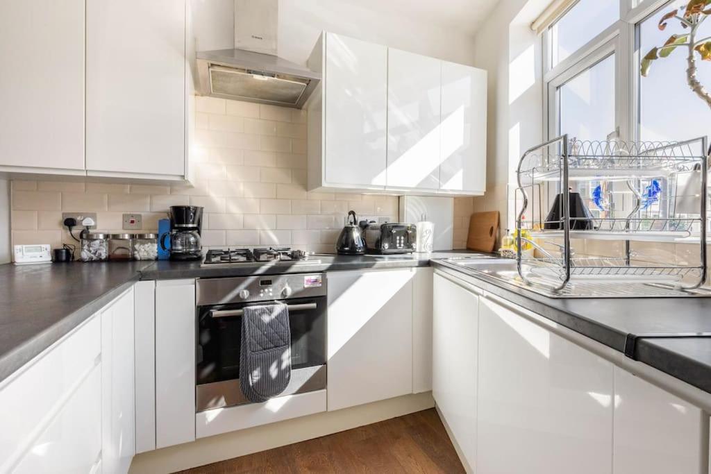 Spacious 2 Bed 2 Bath With Free Parking For 2 Cars And Underground Station Zone 2 For Quick Access To Up To 10 Guests Appartamento Londra
