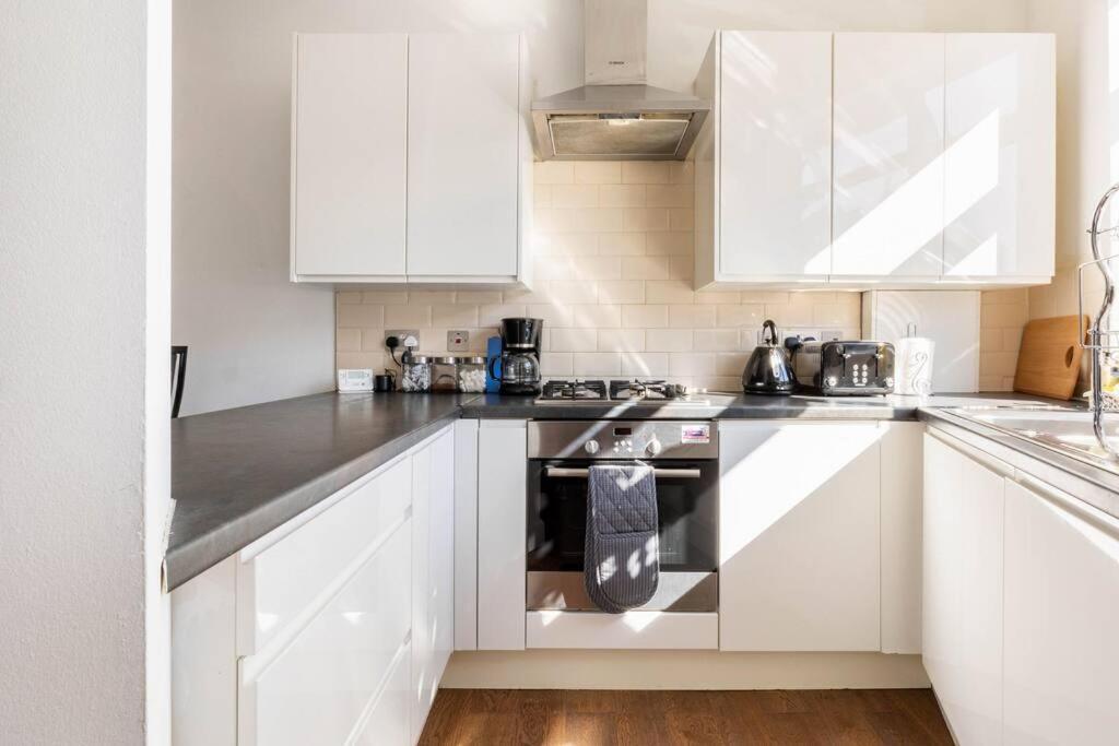 Appartamento Spacious 2 Bed 2 Bath With Free Parking For 2 Cars And Underground Station Zone 2 For Quick Access To Up To 10 Guests
