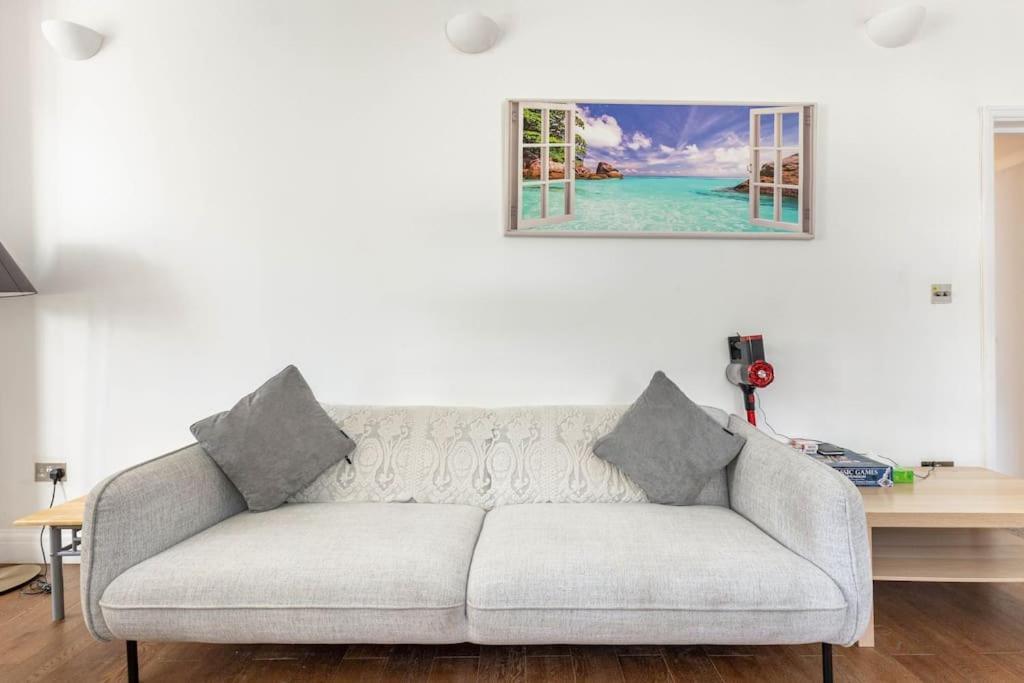 Appartamento Spacious 2 Bed 2 Bath With Free Parking For 2 Cars And Underground Station Zone 2 For Quick Access To Up To 10 Guests Londra