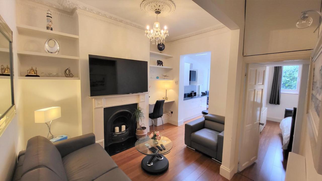 2 Bed Luxury Service In The Heart Of Chiswick Town, W4 Zone 2 Apartment *