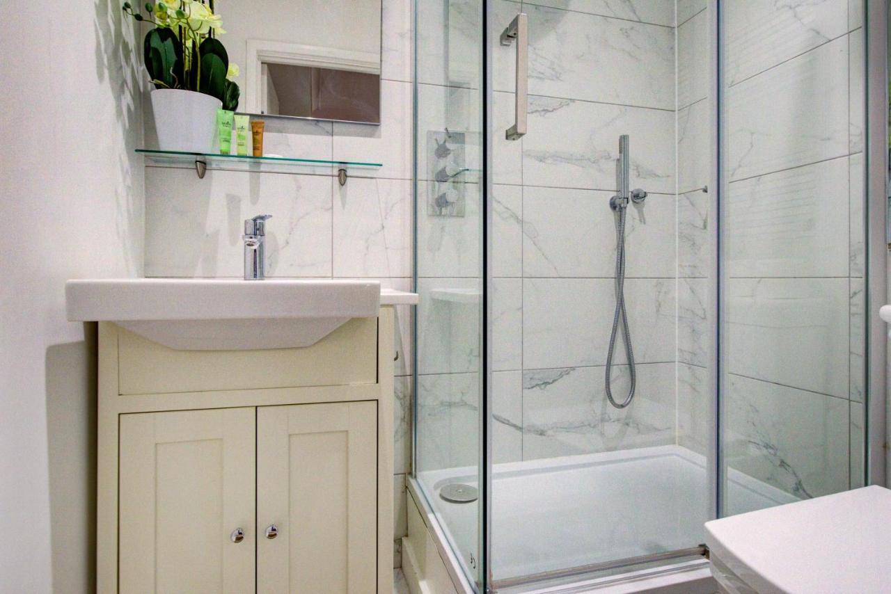 Lejlighed 3-bedroom, 3-baths In Super Posh Marylebone, Central London, W1 *