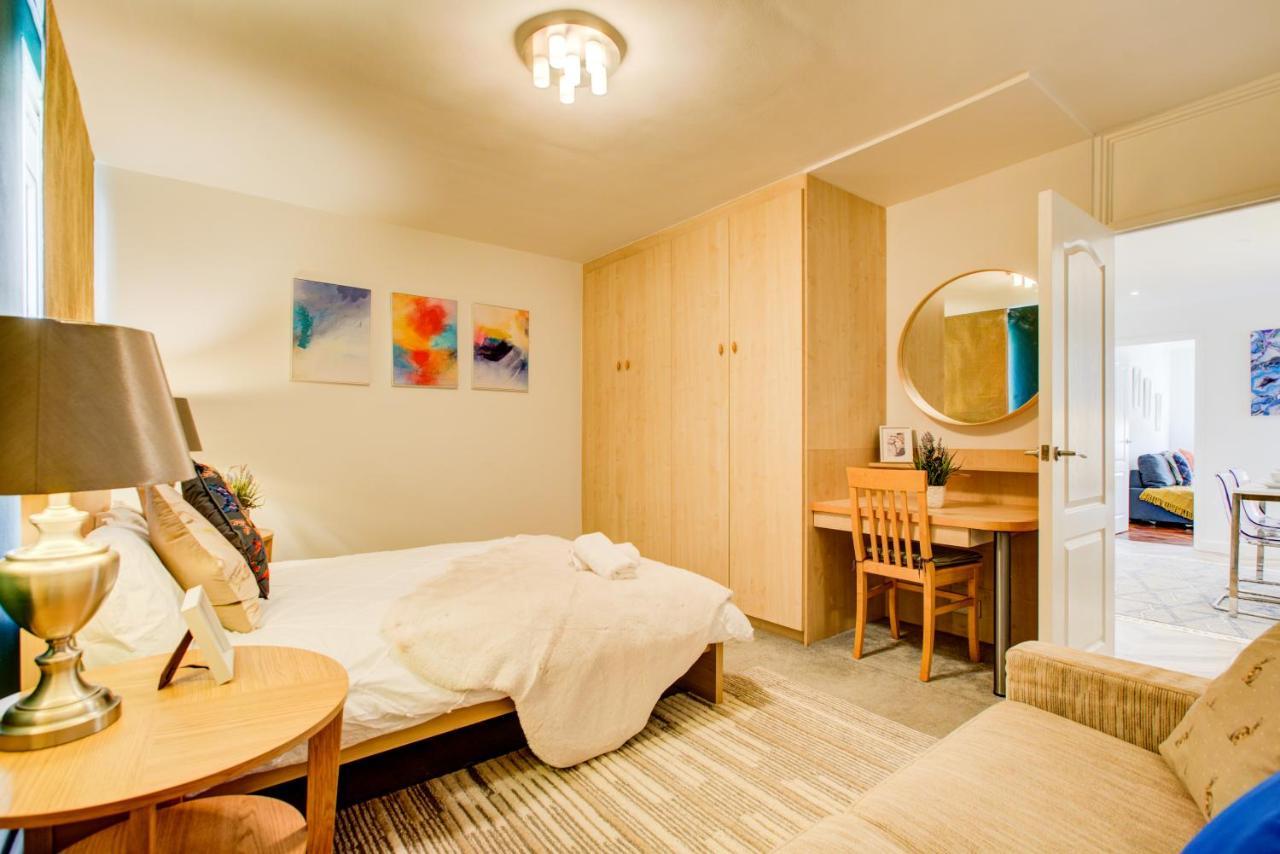 Lejlighed 3-bedroom, 3-baths In Super Posh Marylebone, Central London, W1 *