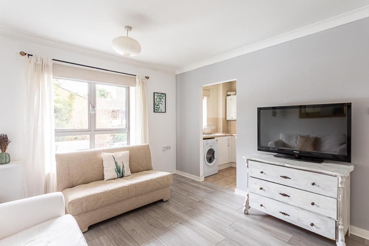 In Trendy Clapham Junction Apartment