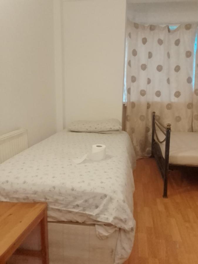 Private In 3 Bedroom Flat!! Hostel Londen
