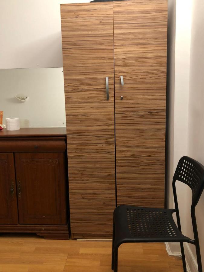 Hostel Private In 3 Bedroom Flat!! *