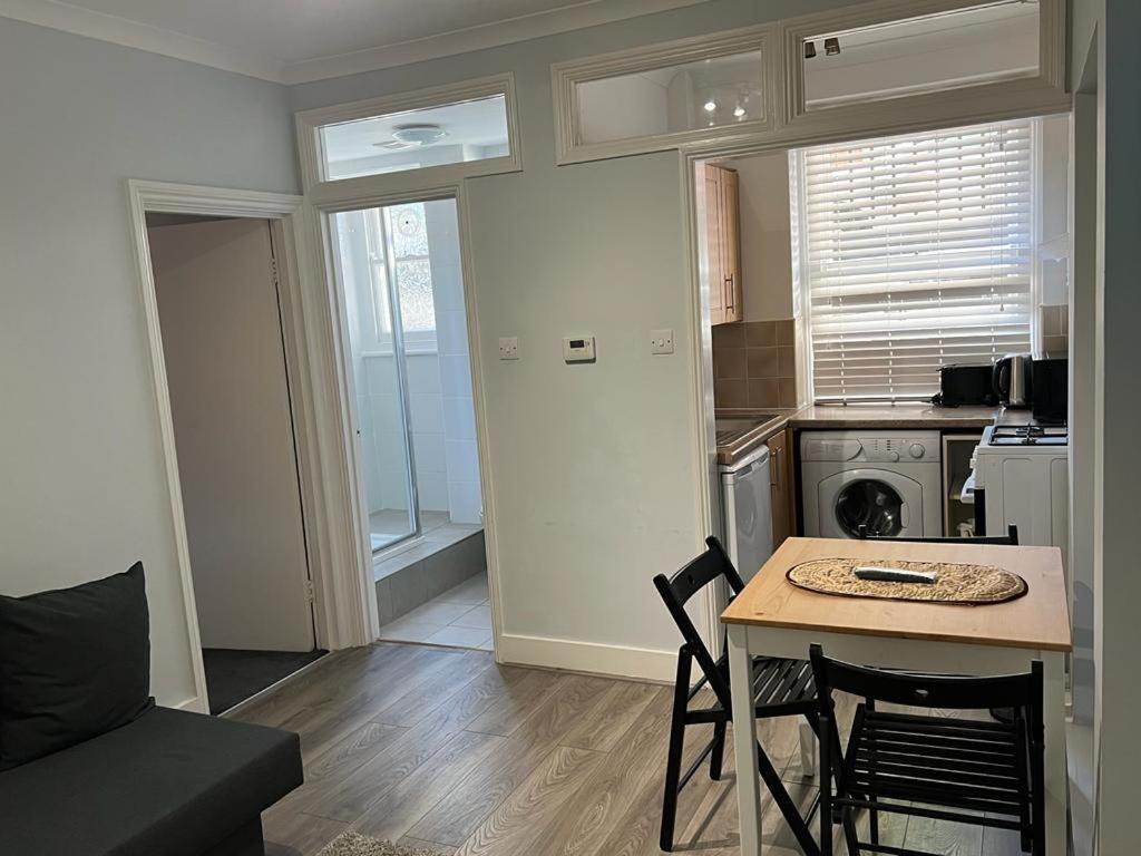 Apartment Complete One Bedroom Flat In Chiswick London, Fully Furnished *