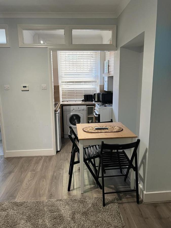 Complete One Bedroom Flat In Chiswick London, Fully Furnished London