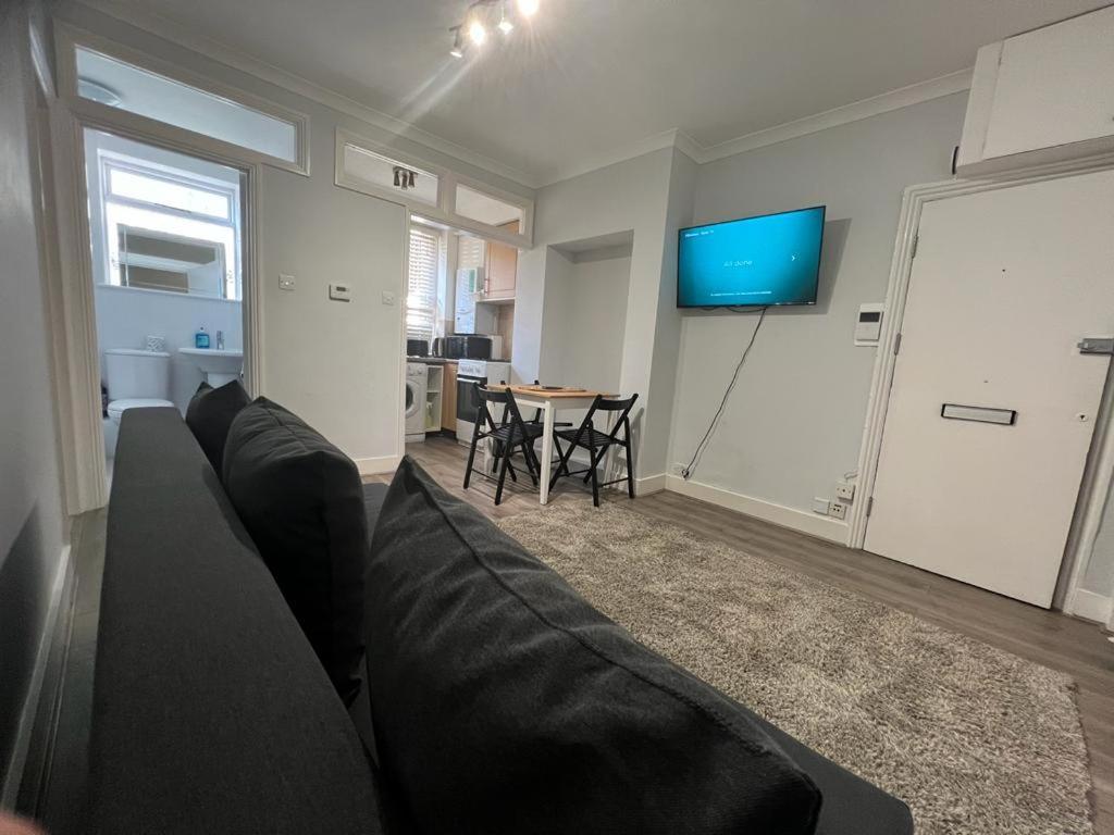 Complete One Bedroom Flat In Chiswick London, Fully Furnished