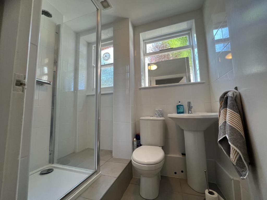 Apartment Complete One Bedroom Flat In Chiswick London, Fully Furnished *