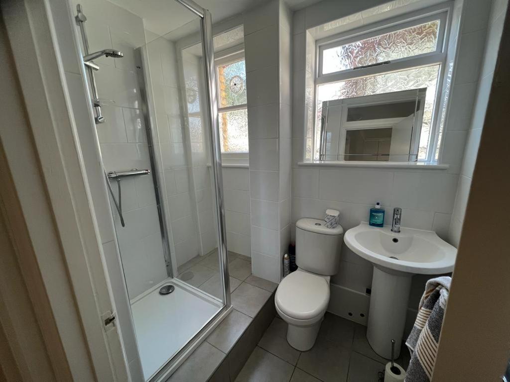 Complete One Bedroom Flat In Chiswick London, Fully Furnished Apartment London