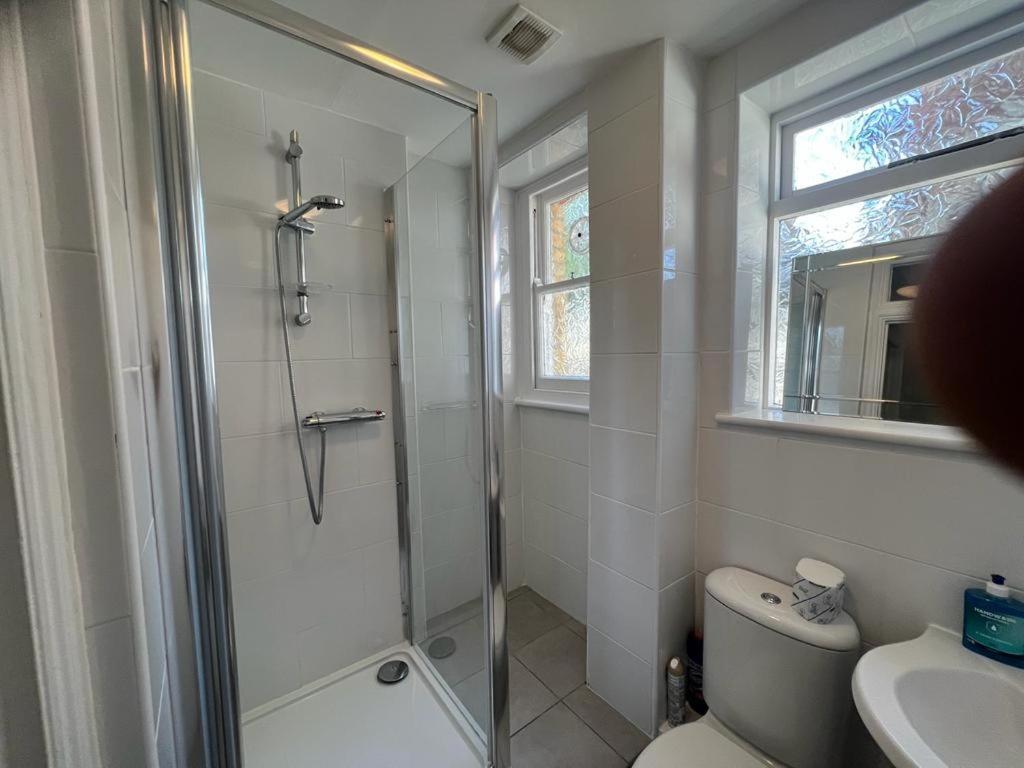 Complete One Bedroom Flat In Chiswick London, Fully Furnished *