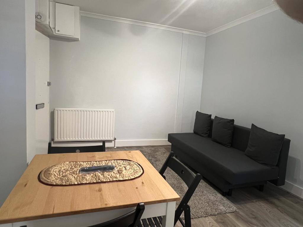 Complete One Bedroom Flat In Chiswick London, Fully Furnished Apartment *