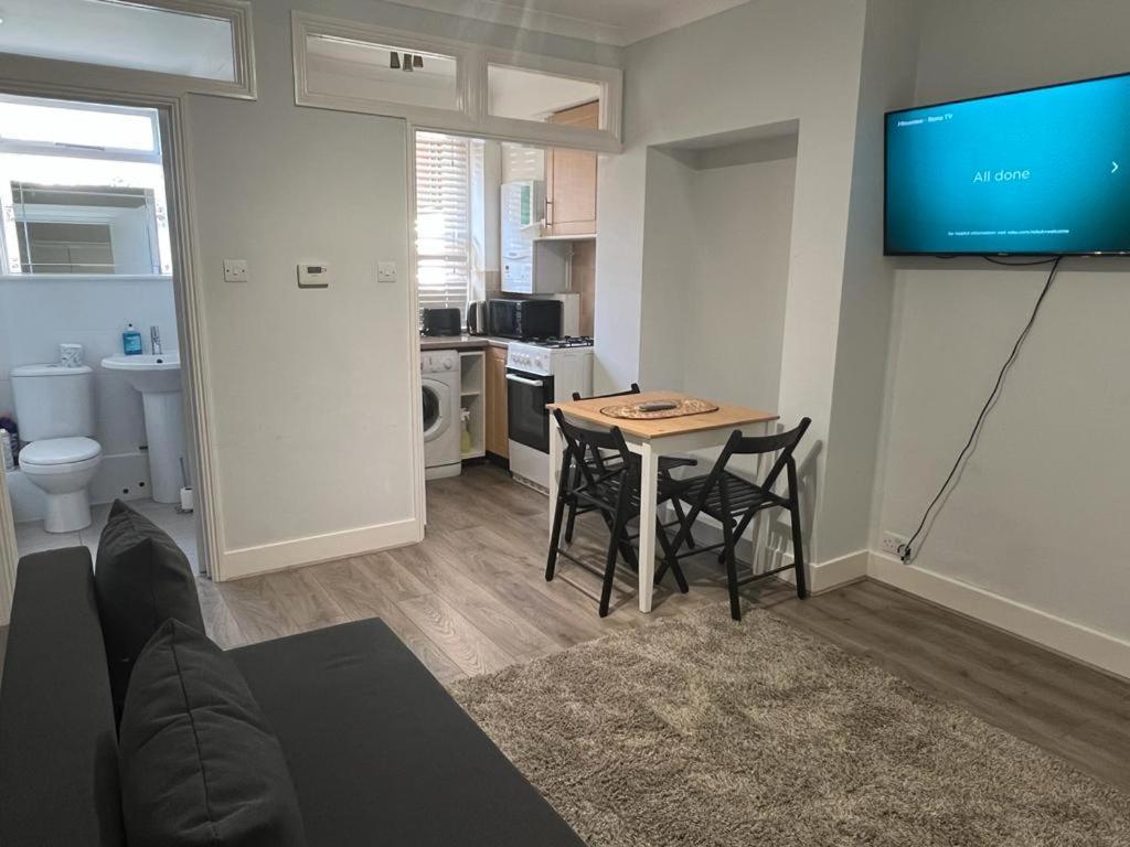 Complete One Bedroom Flat In Chiswick London, Fully Furnished Apartment London