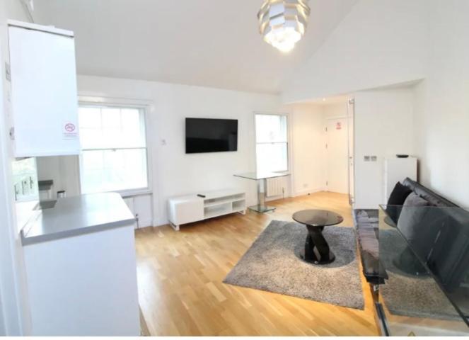 Beautiful 1 Bedroom Penthouse Flat Lägenhet
