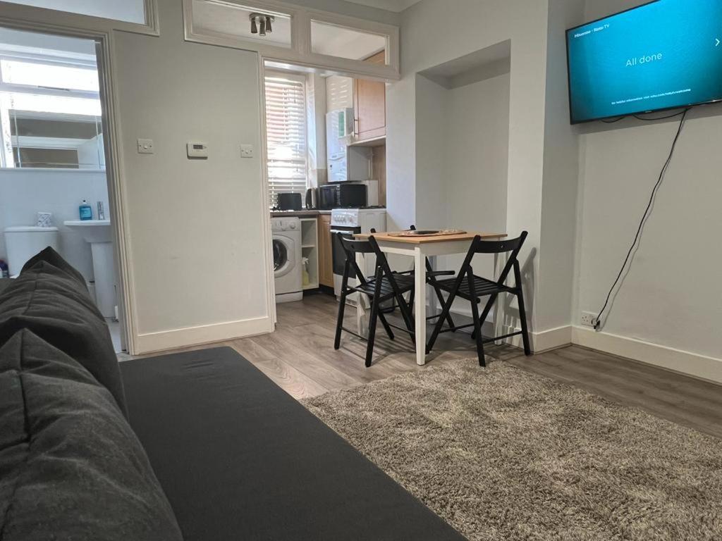 Complete One Bedroom Flat In Chiswick London, Fully Furnished